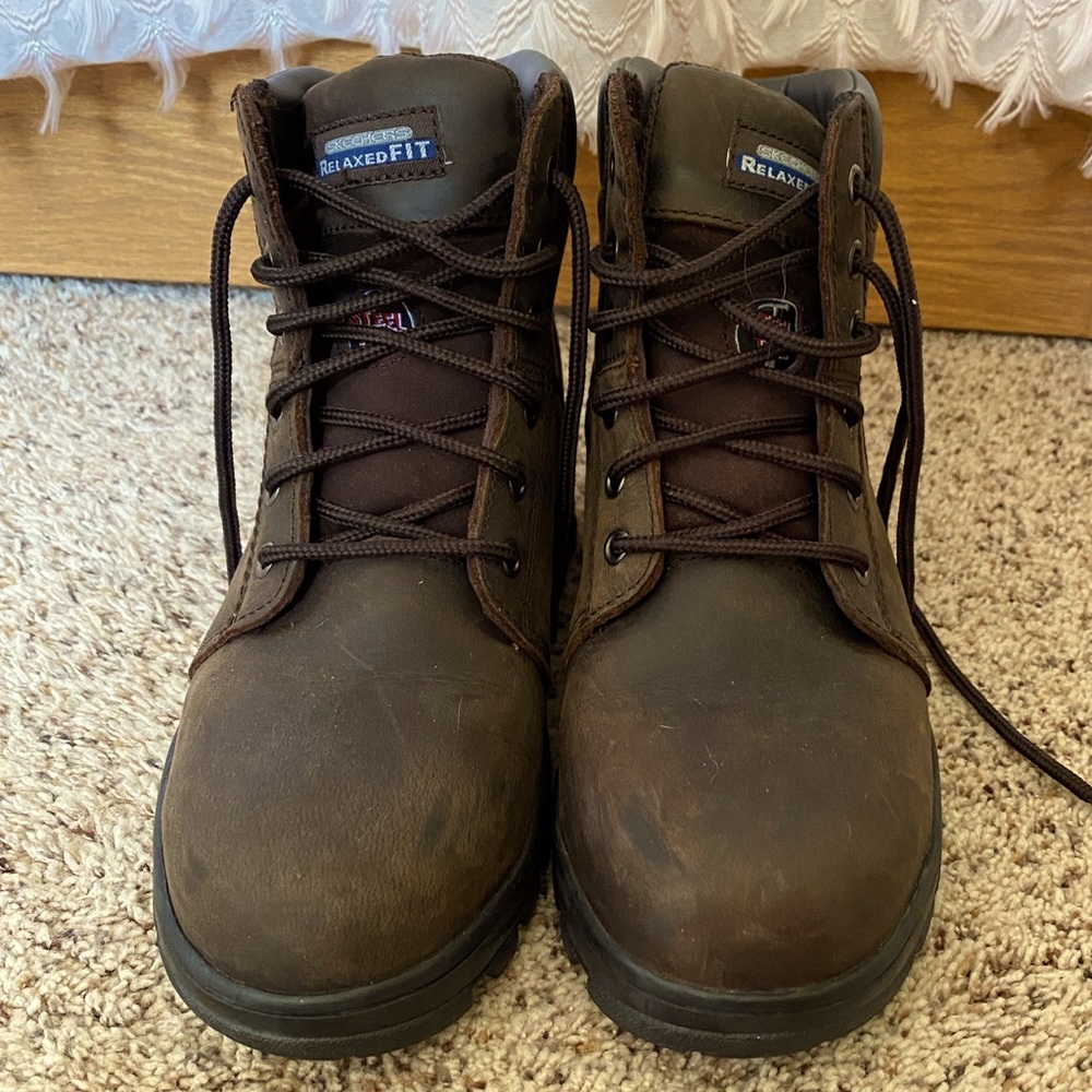 EUC Sketchers RelaxedFit Steel Toe, Oil Resistant Women’s Work Boot Size 9
